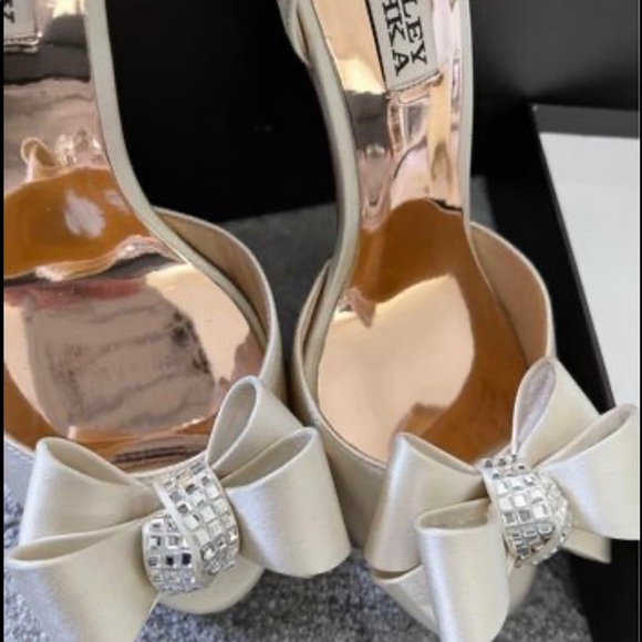 Badgley Mischka Becky Ivory Heels - Picture 2 of 4